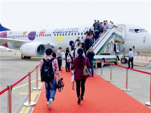 铁路提前预售带动机票热销 春运